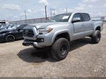 2019 Toyota Tacoma — photo 2 of 16 | VIN 5TFCZ5AN4KX173539
