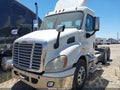 2015 Freightliner Cascadia 113 — photo 2 of 20 | VIN 1FUJGBDV2FLBW4306