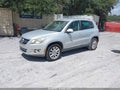 2009 Volkswagen Tiguan — photo 2 of 11 | VIN WVGAV75N59W005431