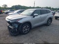 2022 Toyota Highlander — photo 2 of 17 | VIN 5TDGZRBHXNS565940