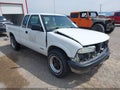 2002 Chevrolet S-10 — photo 1 of 17 | VIN 1GCDT19W428209400