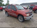 2000 Chevrolet Tracker — photo 1 of 11 | VIN 2CNBJ13C8Y6952227