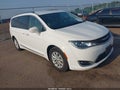 2018 Chrysler Pacifica — photo 1 of 16 | VIN 2C4RC1EG0JR257029