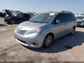2017 Toyota Sienna — photo 2 of 16 | VIN 5TDYZ3DC4HS889991