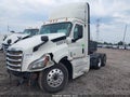 2020 Freightliner New Cascadia 126 — photo 2 of 16 | VIN 1FUJHLDR5LLLJ6562