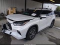 2022 Toyota Highlander — photo 2 of 15 | VIN 5TDGZRAH5NS121348