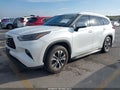2022 Toyota Highlander — photo 2 of 16 | VIN 5TDGZRAH1NS555637