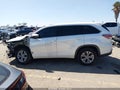 2016 Toyota Highlander — photo 15 of 17 | VIN 5TDZKRFH0GS122139