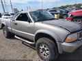 2003 GMC Sonoma — photo 6 of 11 | VIN 1GTCT19X138273075