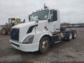 2005 Volvo VN — photo 2 of 14 | VIN 4V4NC9GG25N382759