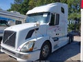 2006 Volvo VN — photo 2 of 15 | VIN 4V4NC9GHX6N446850