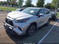 2022 Toyota Highlander Hybrid — photo 2 of 16 | VIN 5TDGBRCH7NS543199