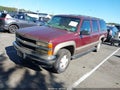 1998 Chevrolet Suburban 1500 — photo 2 of 11 | VIN 1GNFK16R6WJ345916
