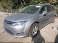 2017 Chrysler Pacifica — photo 2 of 16 | VIN 2C4RC1EG3HR570716