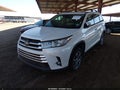 2019 Toyota Highlander — photo 2 of 21 | VIN 5TDKZRFH1KS347336