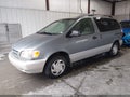 2000 Toyota Sienna — photo 2 of 12 | VIN 4T3ZF13C3YU292218