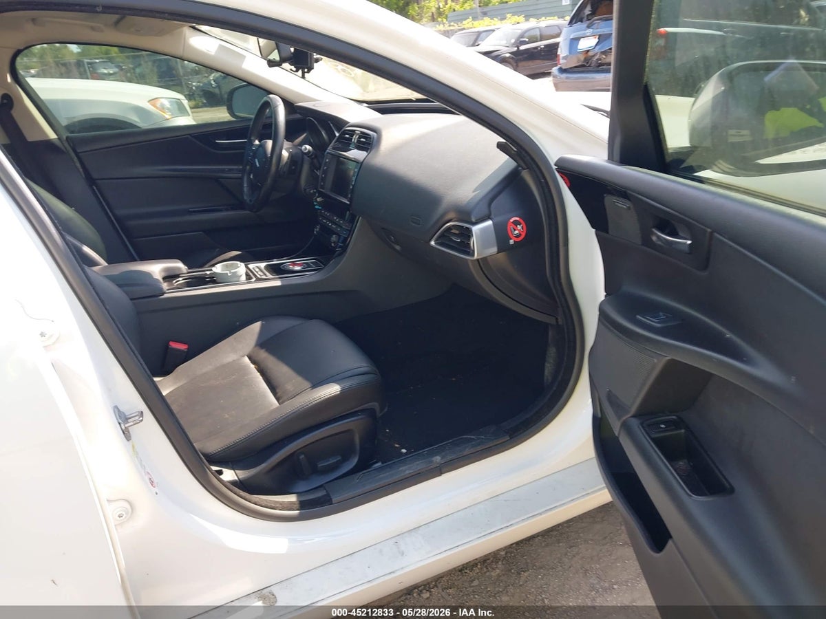 2017 JAGUAR XE 35T PREMIUM — photo 5