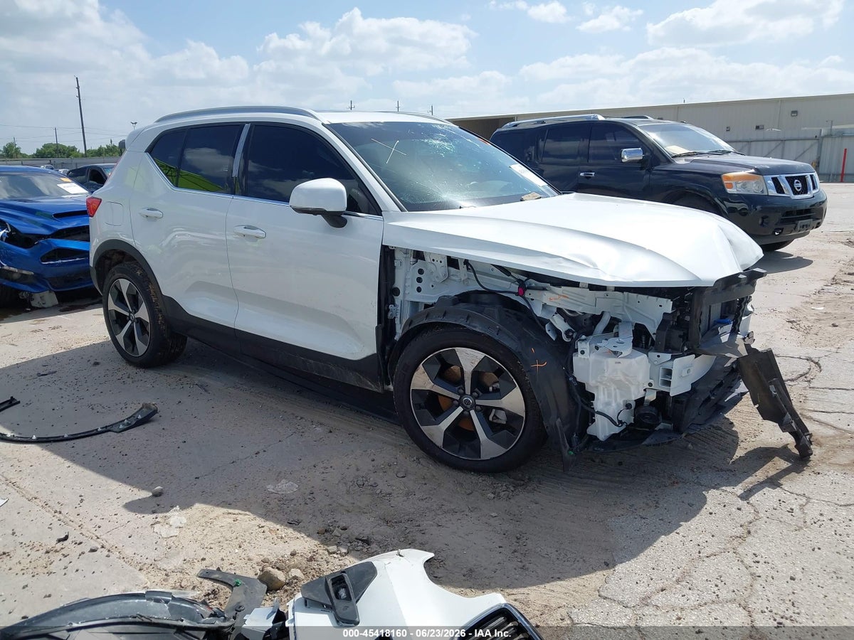 2025 VOLVO XC40 B5 PLUS BRIGHT THEME