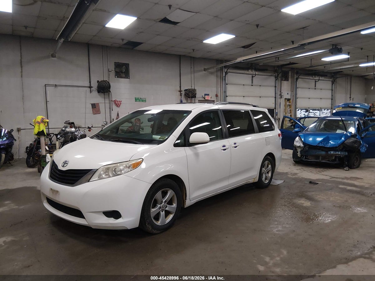 2014 TOYOTA SIENNA LE V6 8 PASSENGER — снимка 2