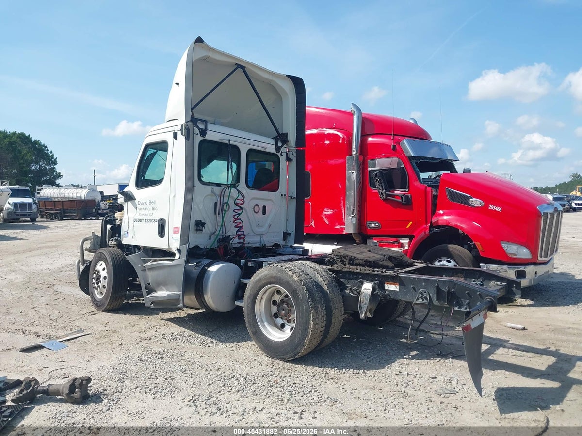 2019 FREIGHTLINER NEW CASCADIA 126 — photo 3