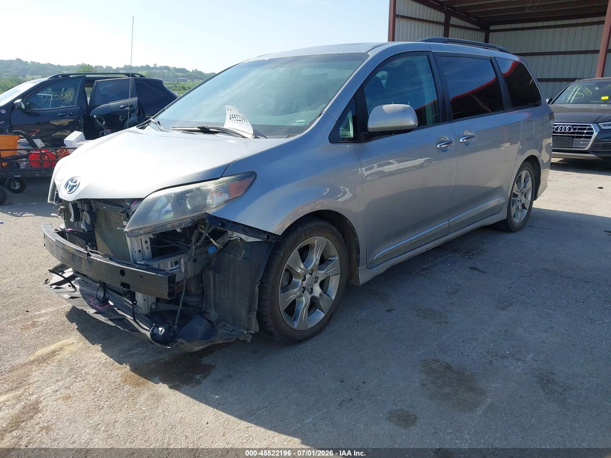 2013 TOYOTA SIENNA SE 8 PASSENGER — снимка 2