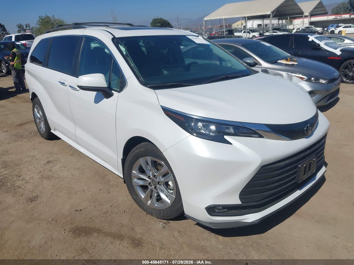 2026 TOYOTA SIENNA XLE