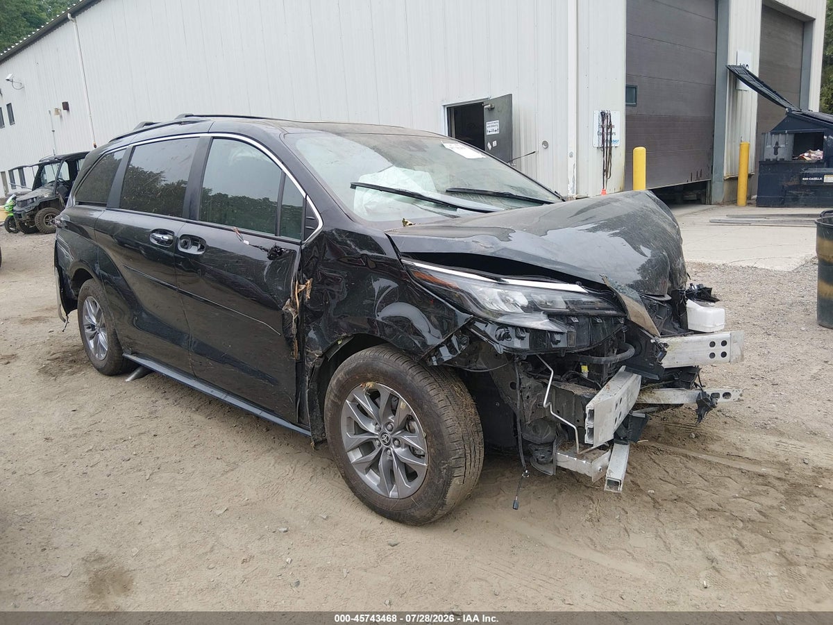 2026 TOYOTA SIENNA XLE