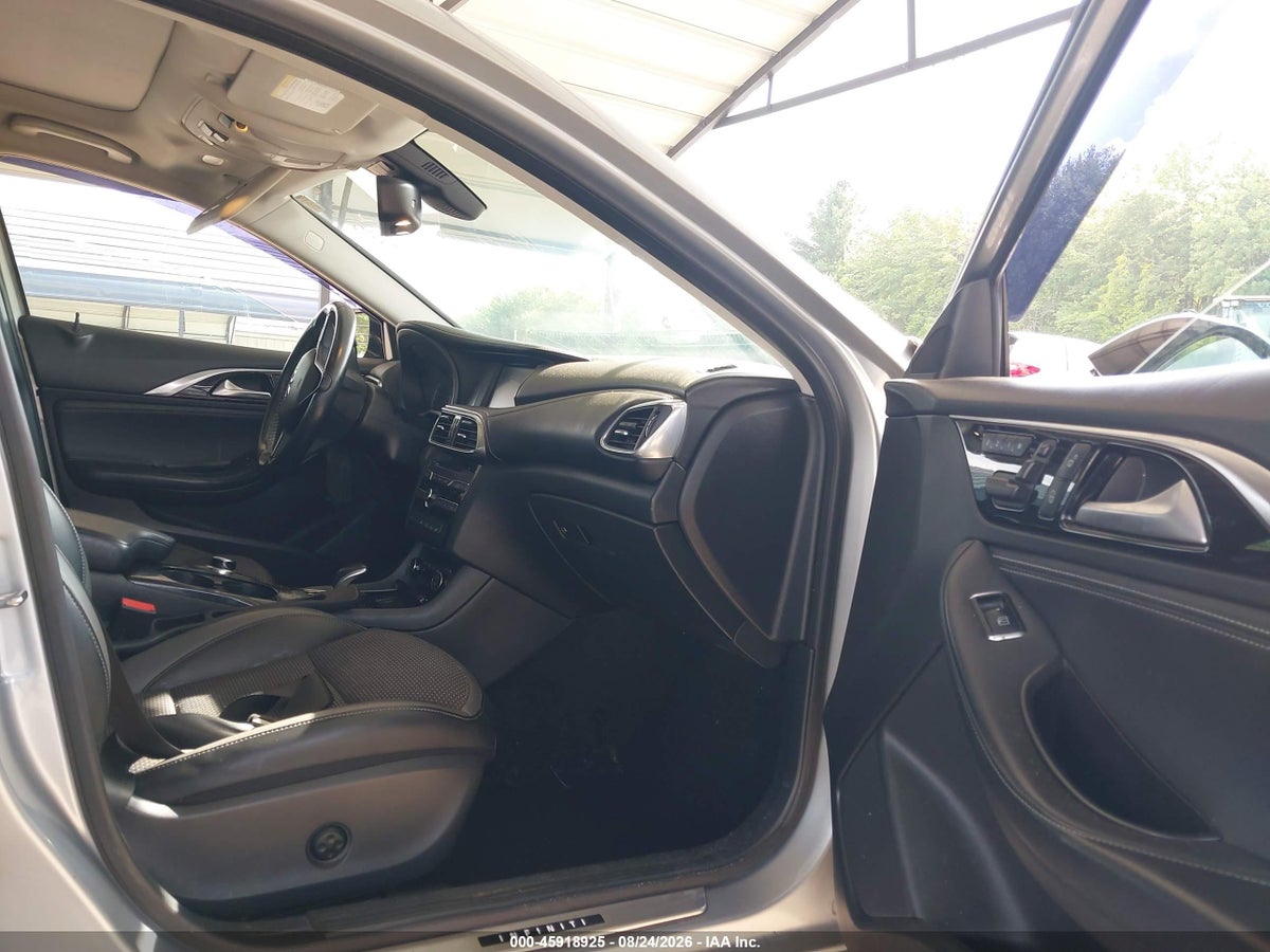 2019 INFINITI QX30 LUXE — photo 5