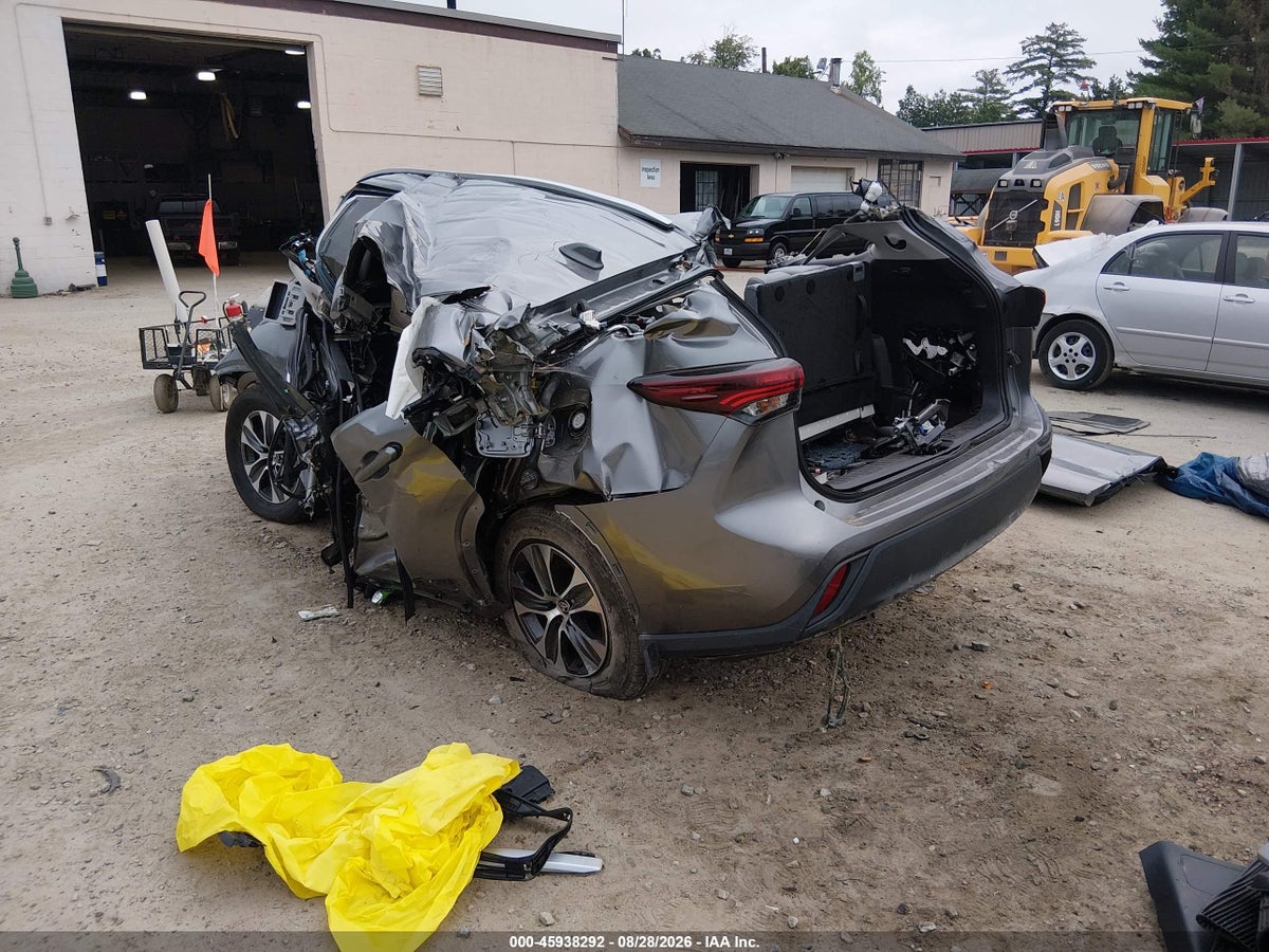 2026 TOYOTA HIGHLANDER XLE — photo 3