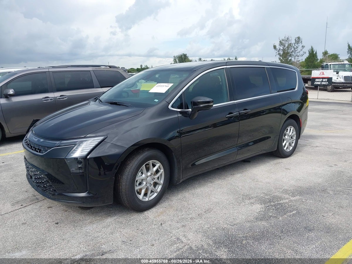 2027 CHRYSLER PACIFICA — photo 2