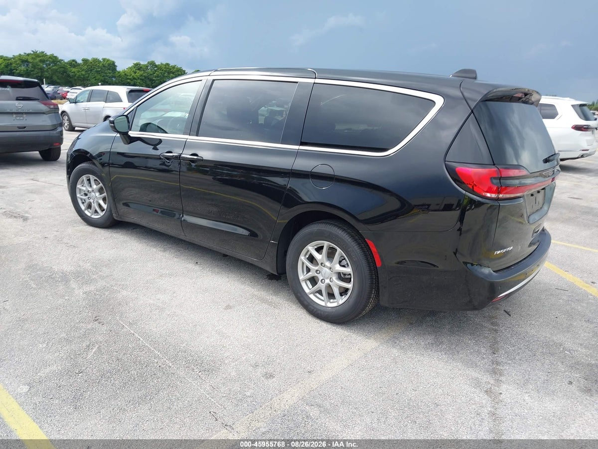 2027 CHRYSLER PACIFICA — photo 3