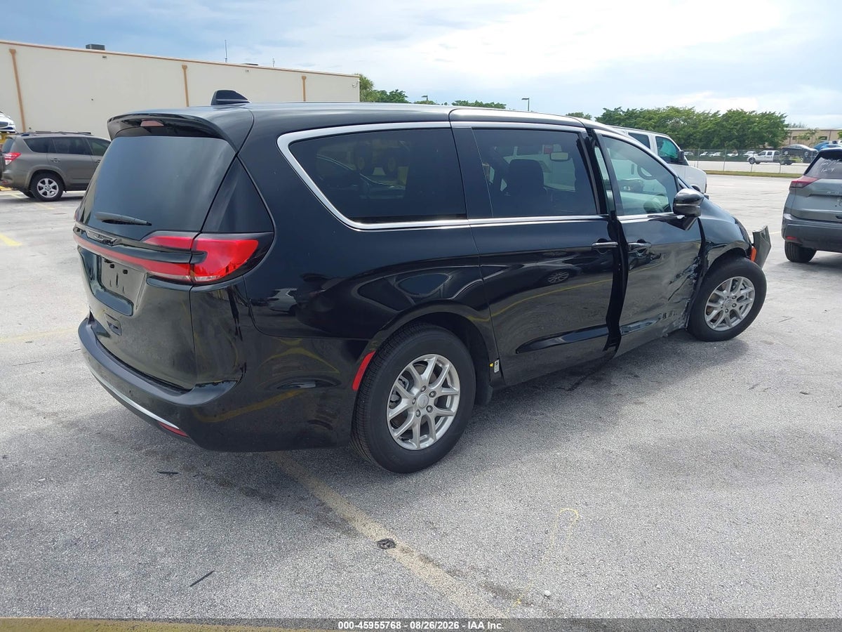 2027 CHRYSLER PACIFICA — photo 4