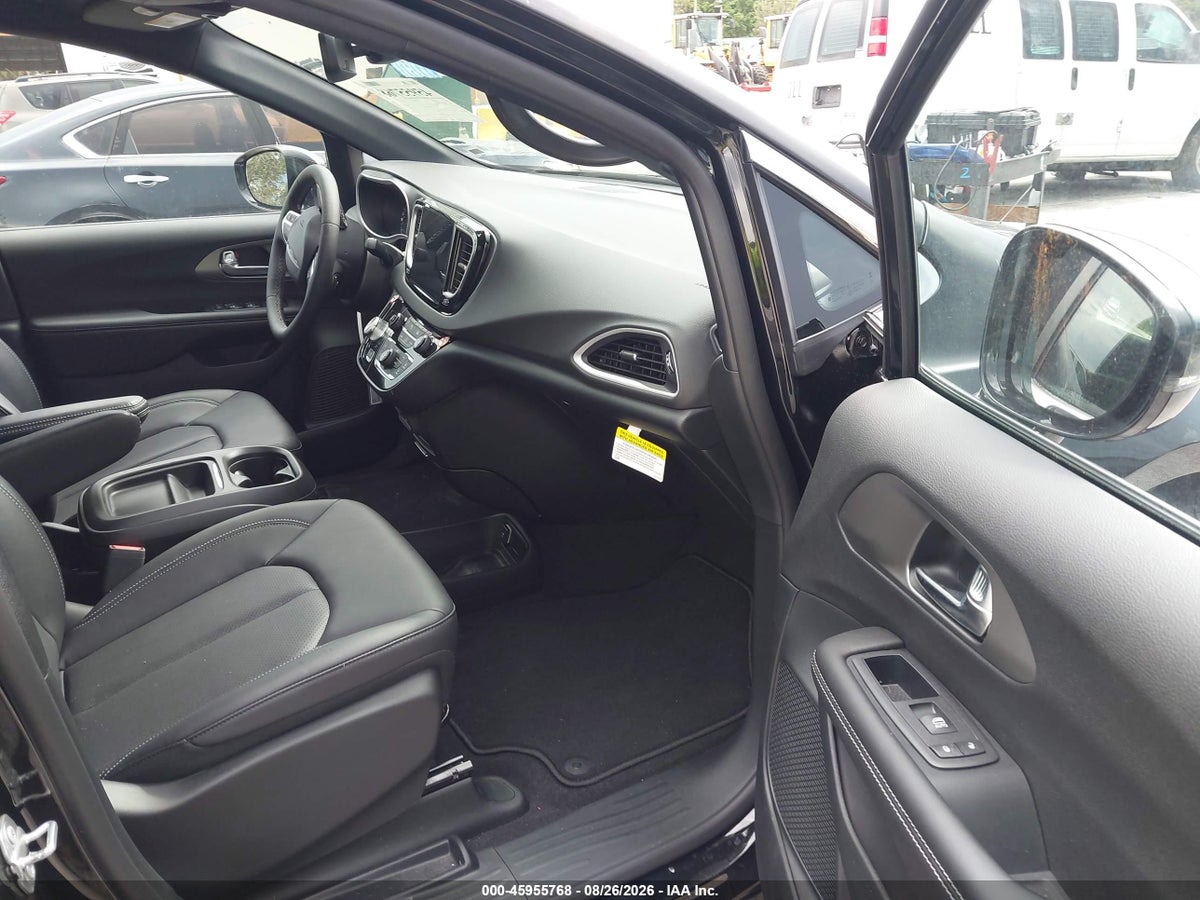 2027 CHRYSLER PACIFICA — photo 5