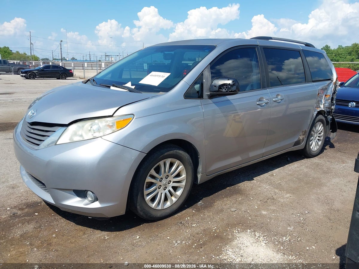 2011 TOYOTA SIENNA XLE V6 — снимка 2