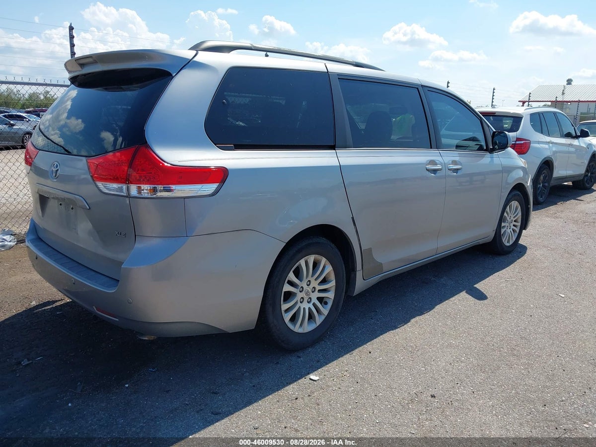 2011 TOYOTA SIENNA XLE V6 — снимка 4