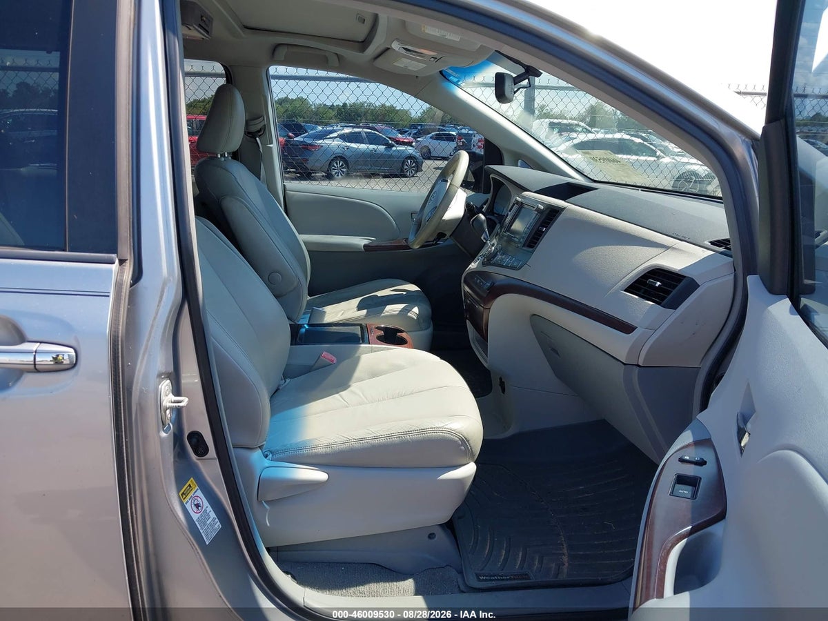 2011 TOYOTA SIENNA XLE V6 — снимка 5
