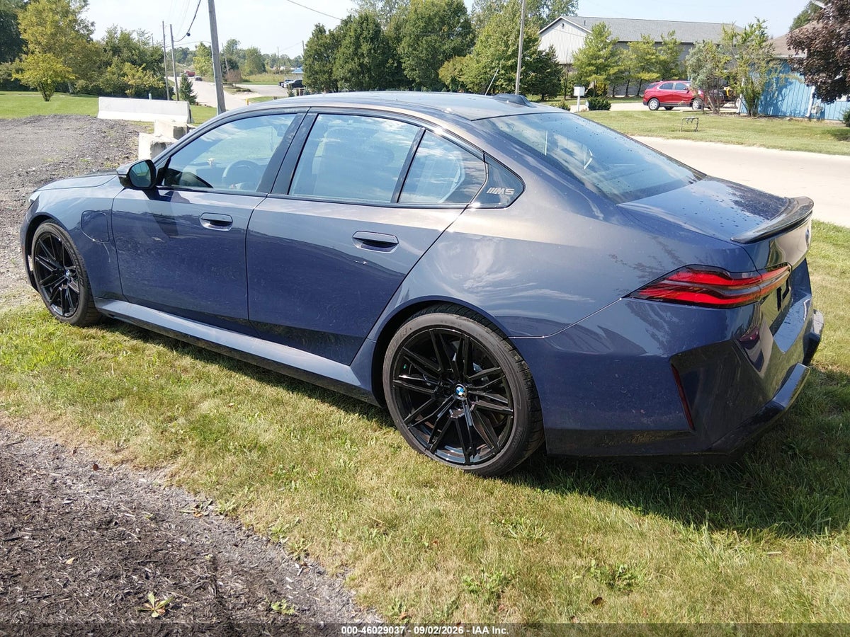 2027 BMW M5 — photo 3