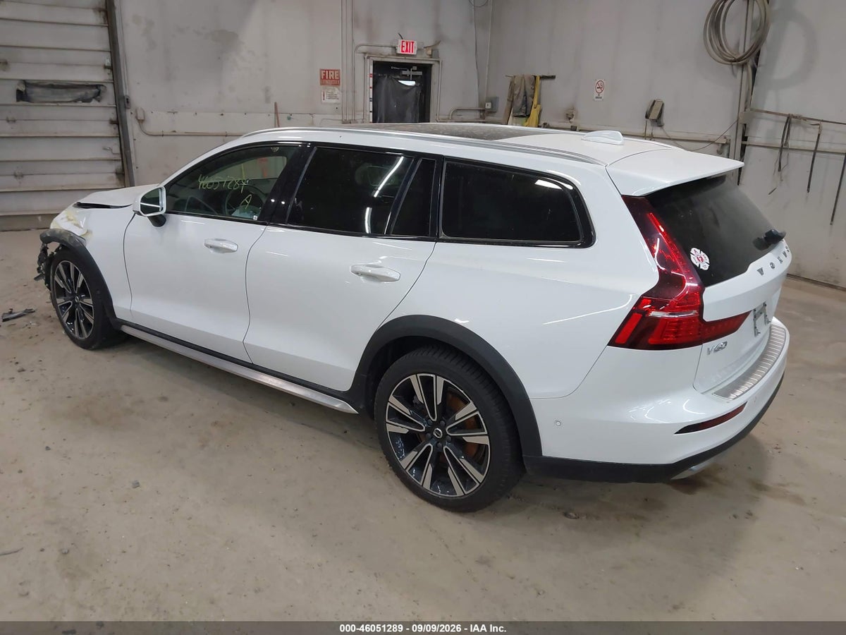 2023 VOLVO V60 CROSS COUNTRY B5 ULTIMATE — photo 3