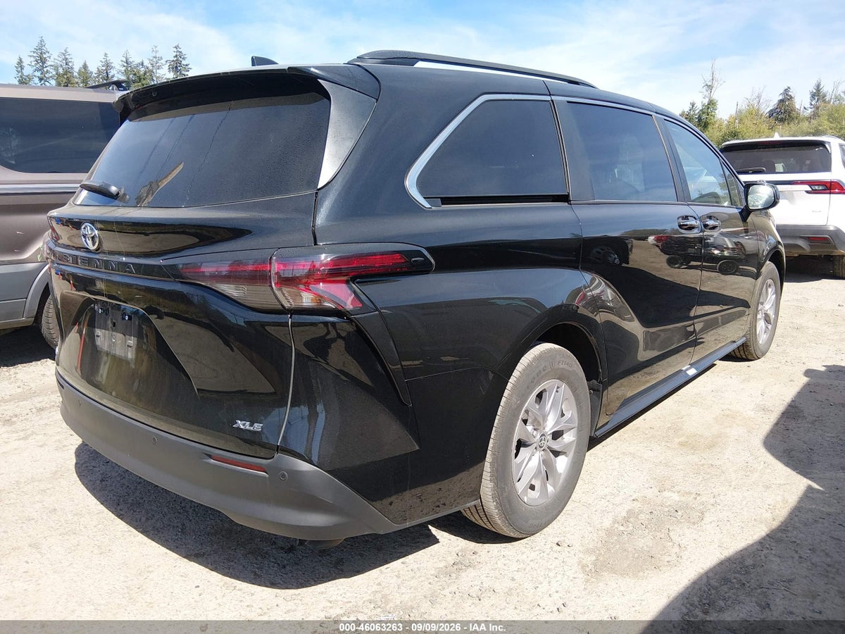 2026 TOYOTA SIENNA XLE — снимка 4