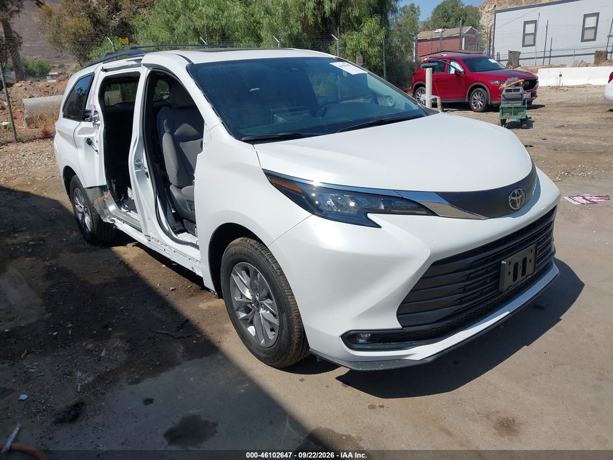2026 TOYOTA SIENNA XLE