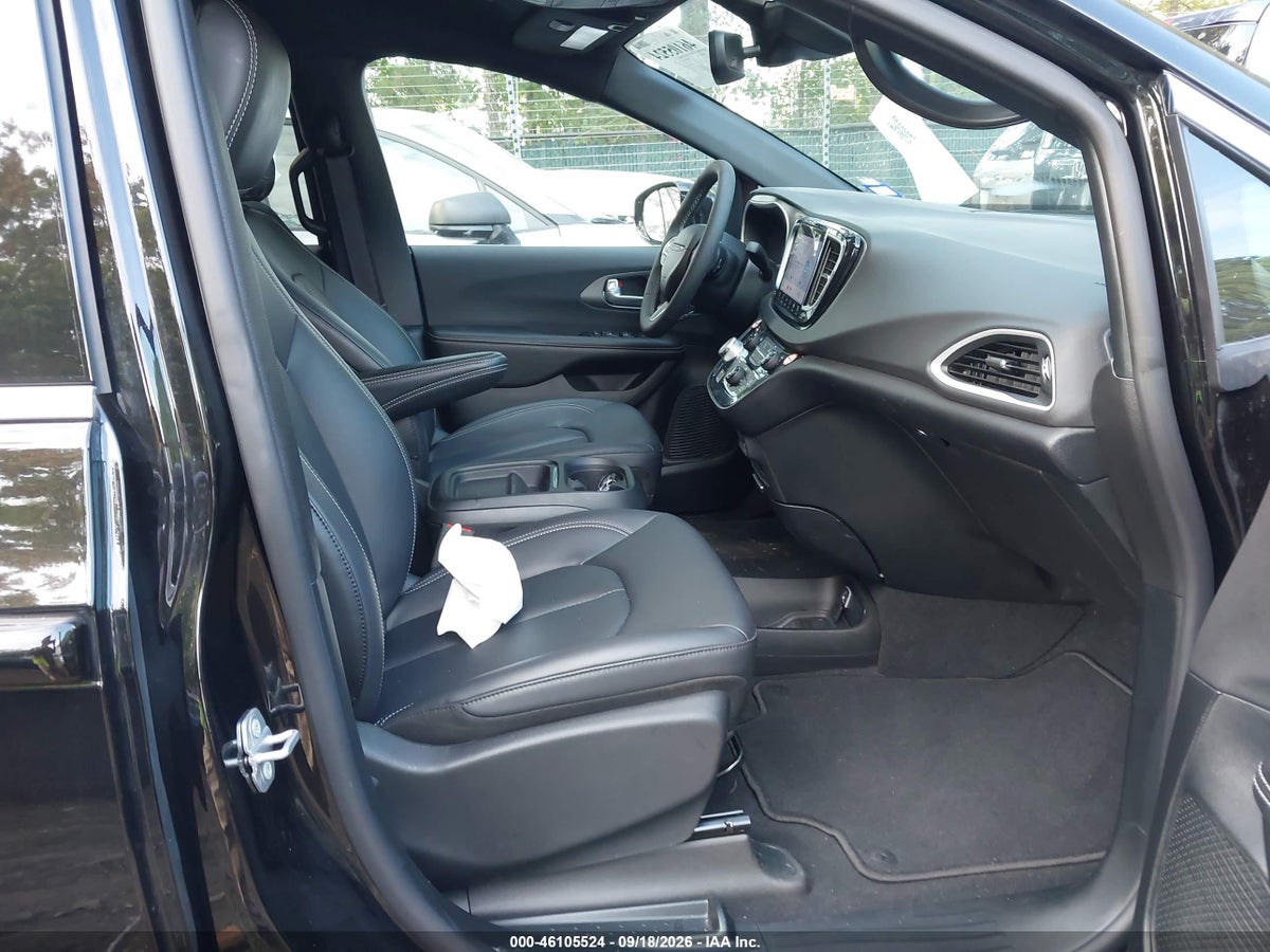2027 CHRYSLER PACIFICA — photo 5