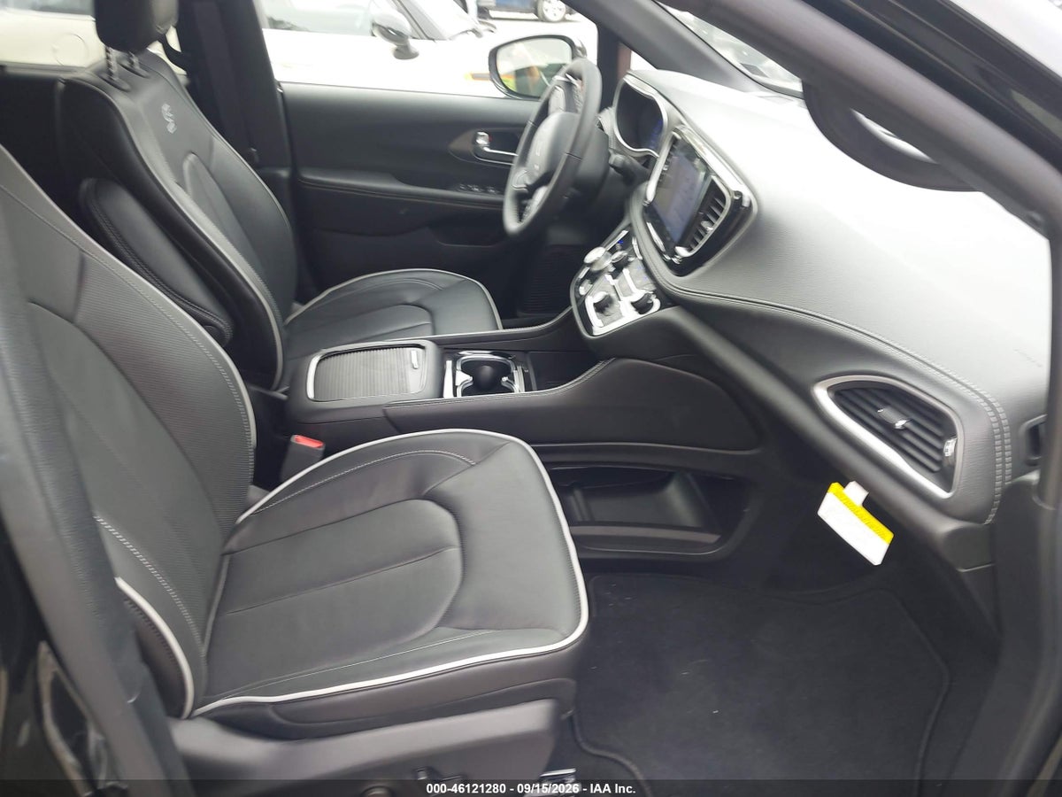 2027 CHRYSLER PACIFICA — photo 5