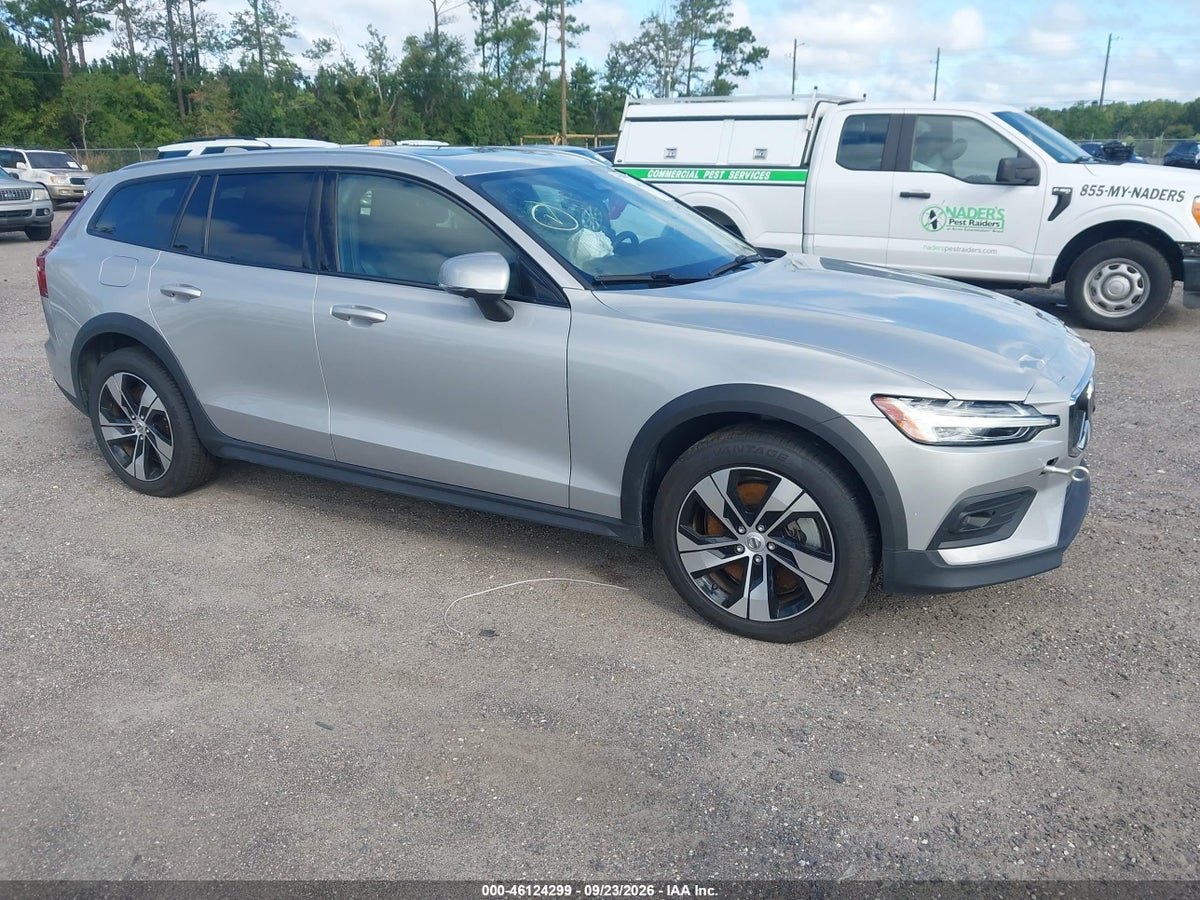 2025 VOLVO V60 CROSS COUNTRY PLUS, B5 AWD GAS (MILD HYBRID)