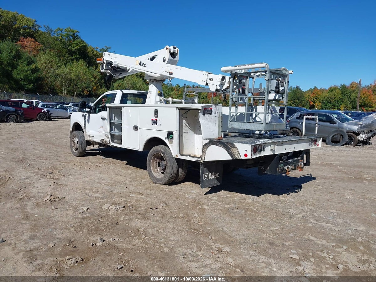 2024 FORD F-550 CHASSIS XL — photo 3