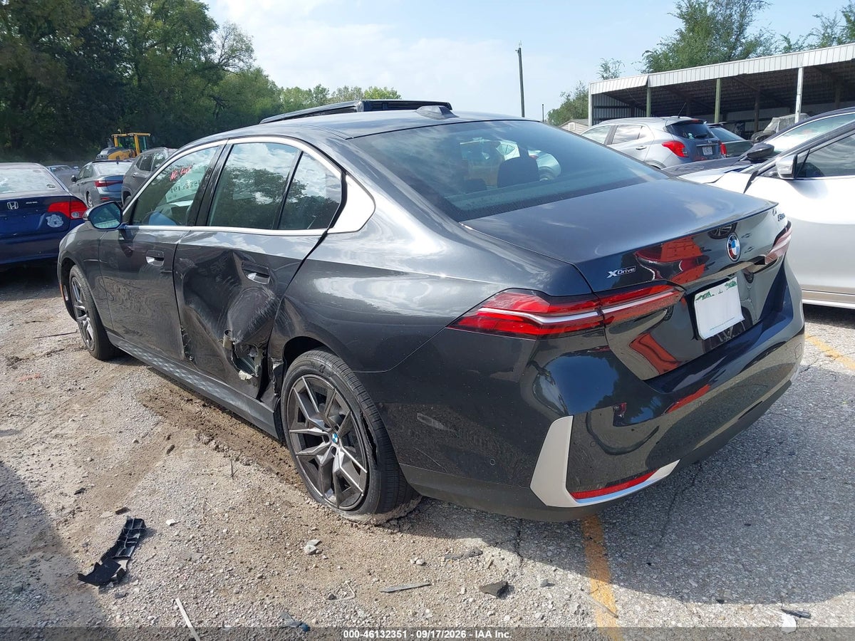2027 BMW 530I — photo 3