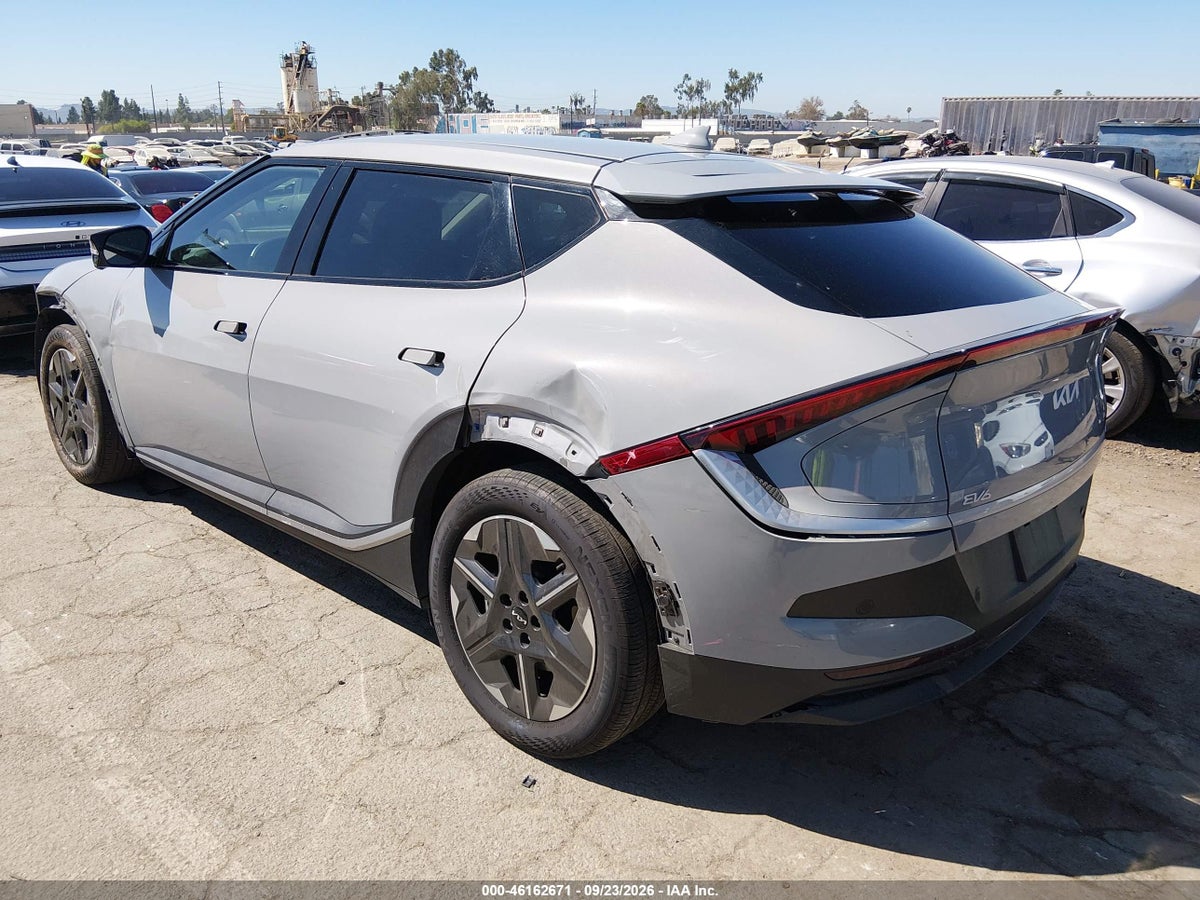 2025 KIA EV6 LIGHT LONG RANGE RWD — photo 3