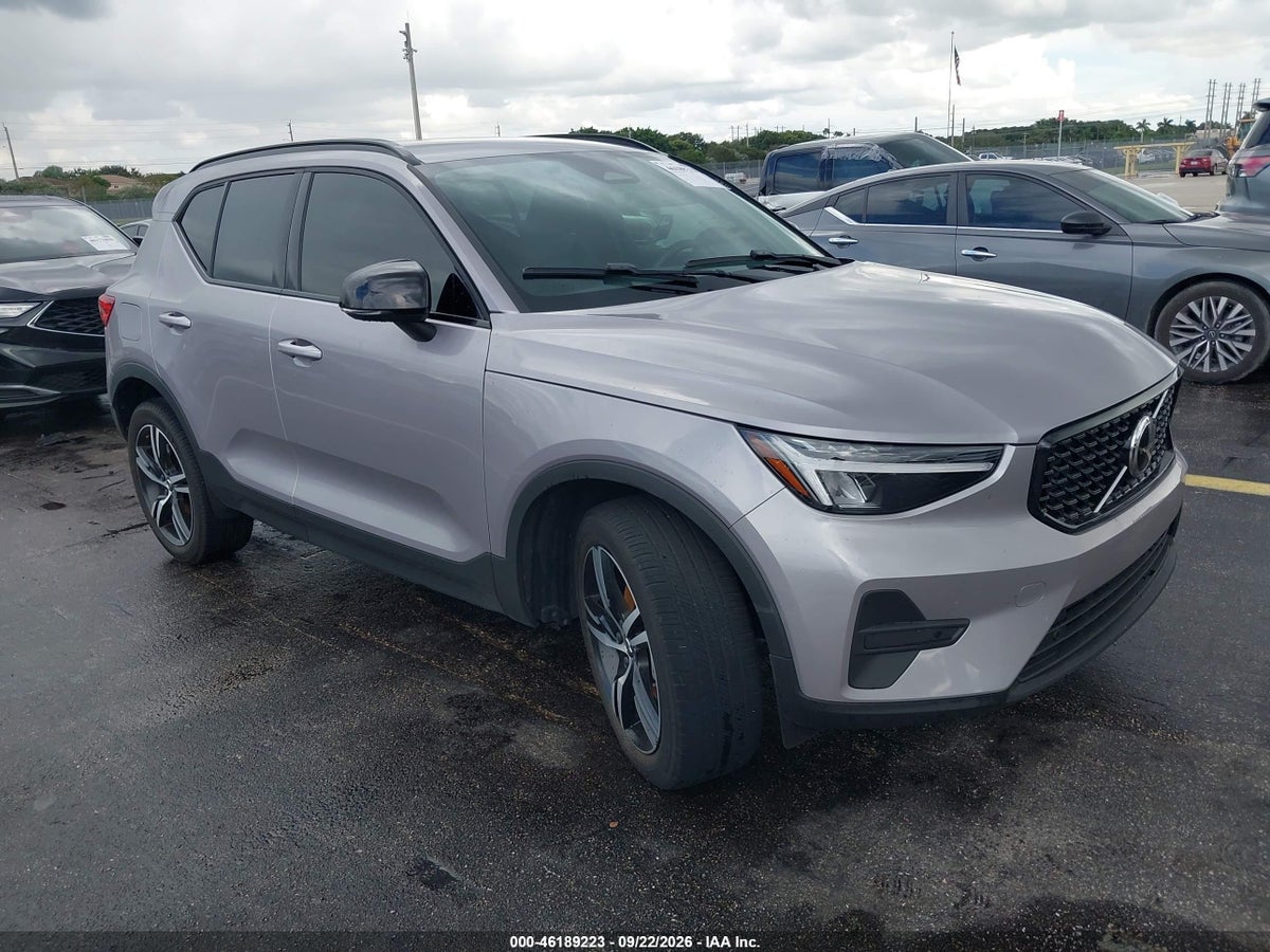 2026 VOLVO XC40 CORE, B4 FWD GAS (MILD HYBRID), DARK