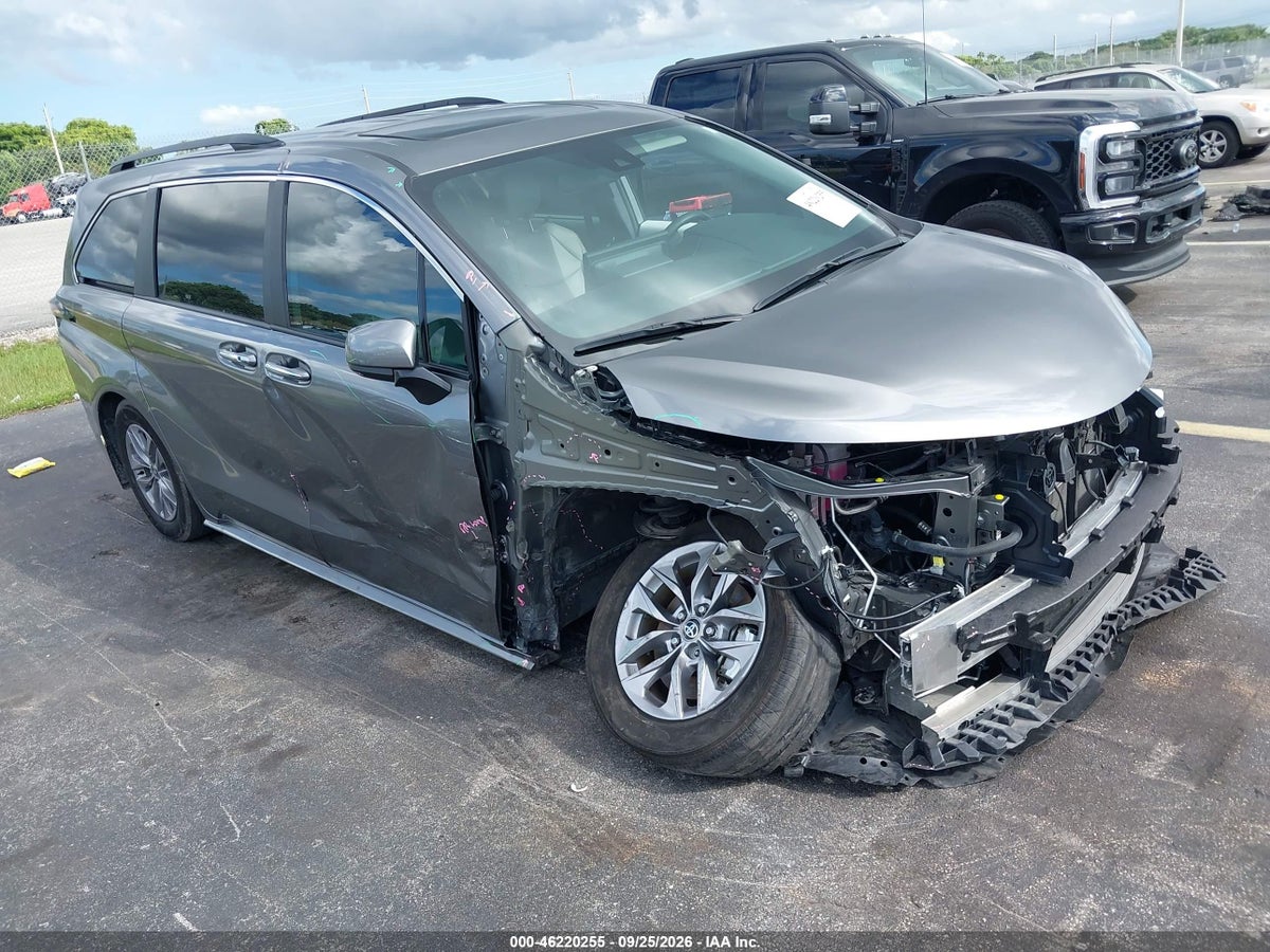 2026 TOYOTA SIENNA XLE