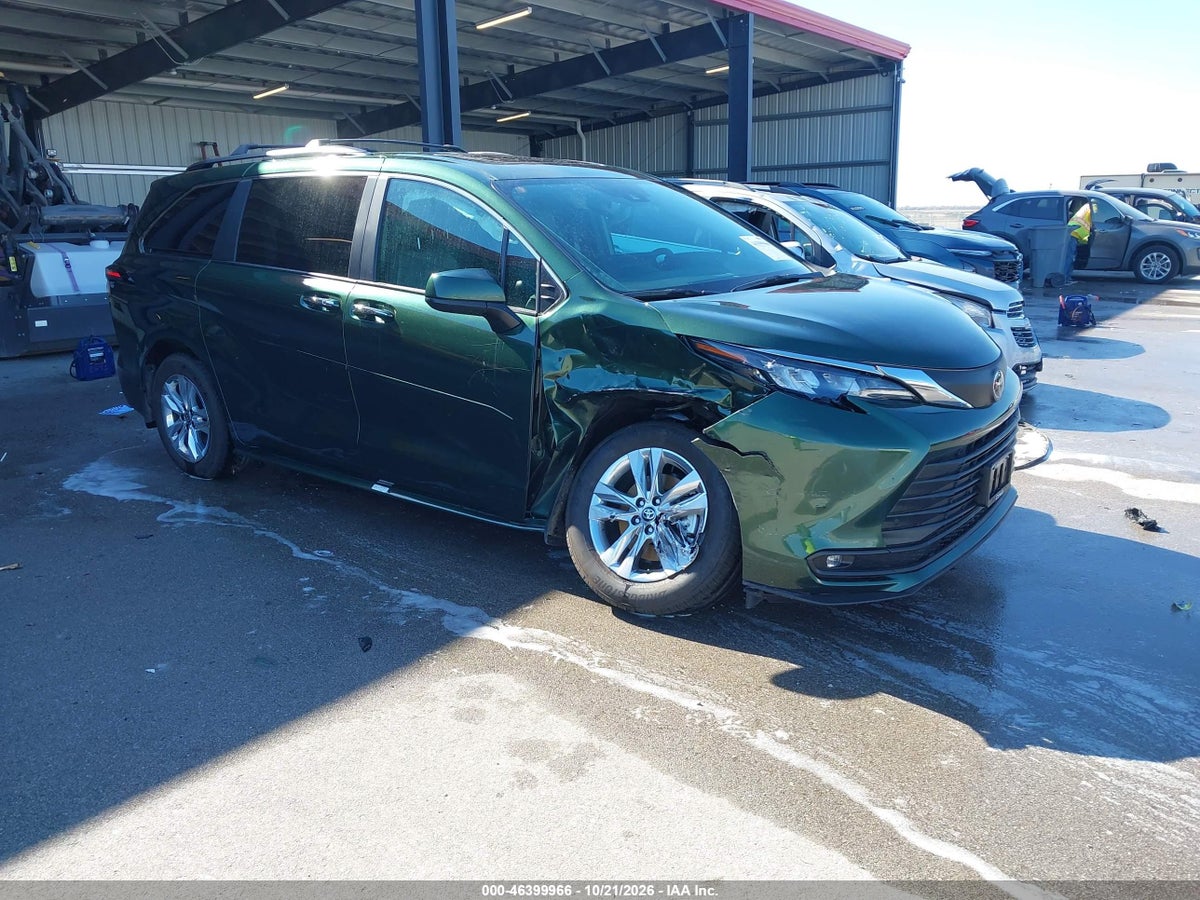 2026 TOYOTA SIENNA XLE