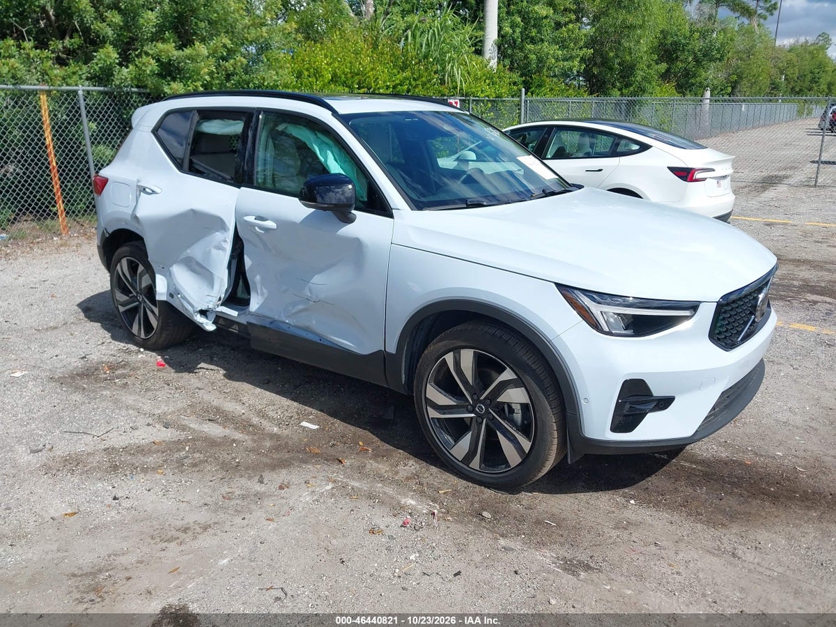 2026 VOLVO XC40 PLUS, B4 FWD GAS (MILD HYBRID), DARK